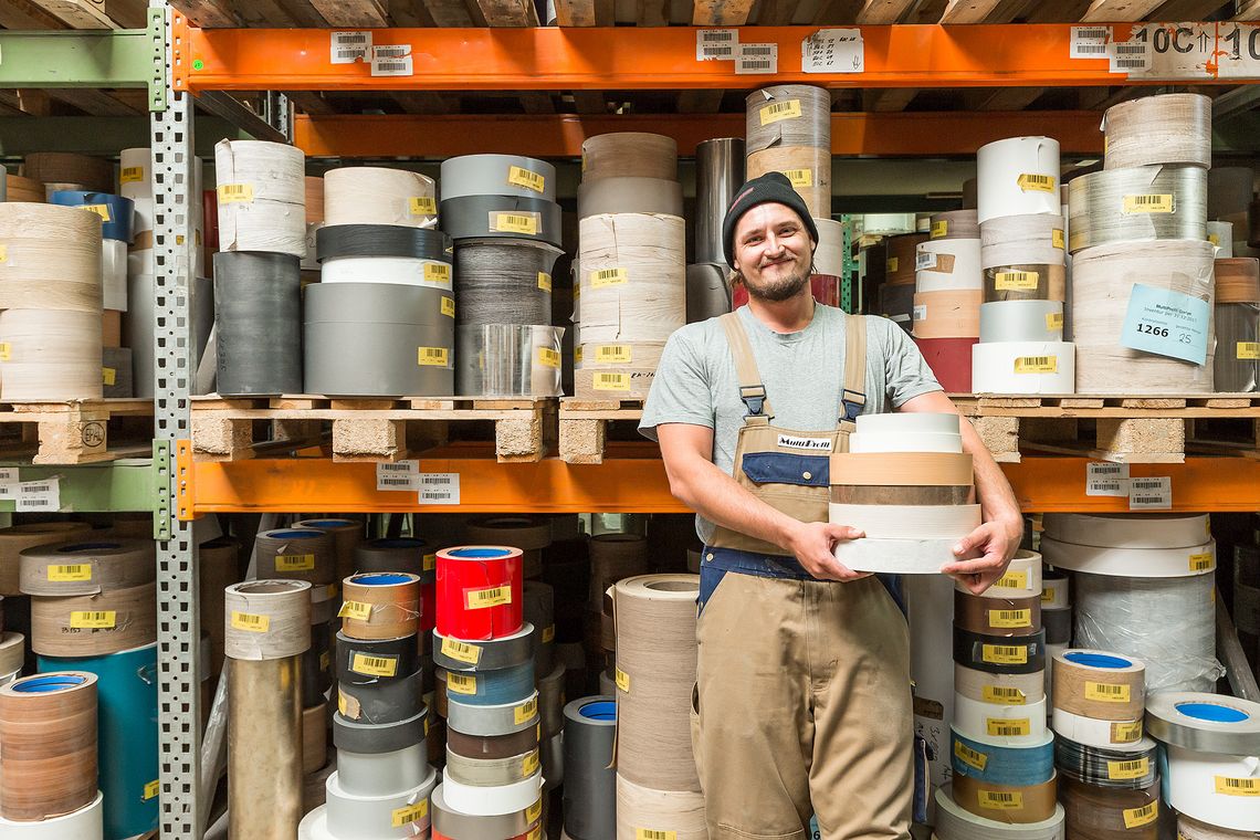 Ein Mitarbeiter der MultiProfil GmbH im Folienlager